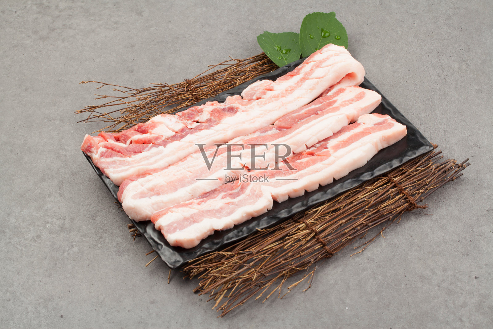 五花肉，附着在排骨上的肉照片摄影图片