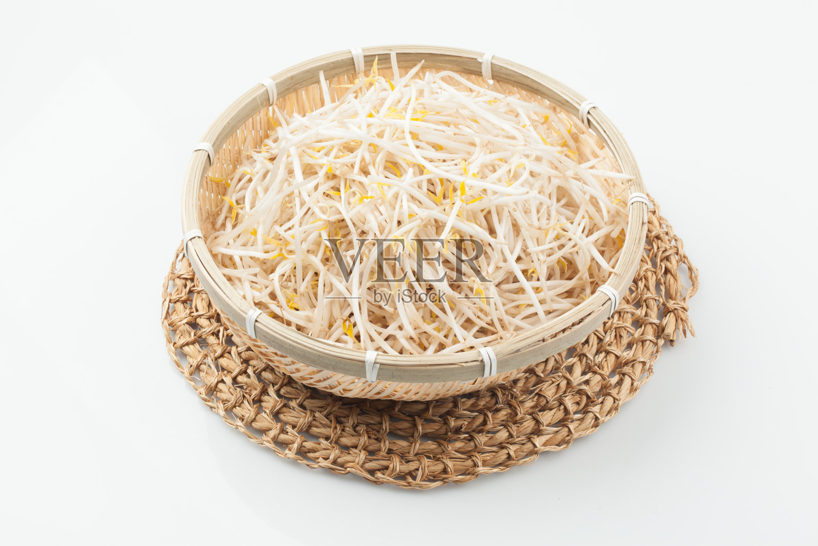 把绿豆放在碗里加水使其发芽的一种蔬菜。照片摄影图片