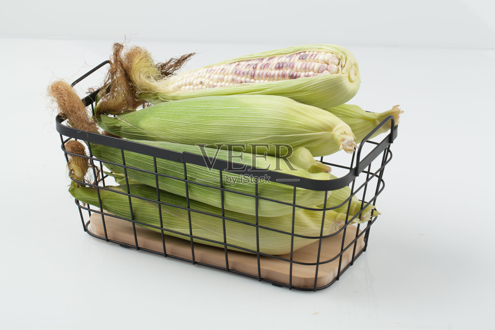 玉米是一种一年生草本植物。高2 ~ 3米，叶大而长，像高粱叶。照片摄影图片