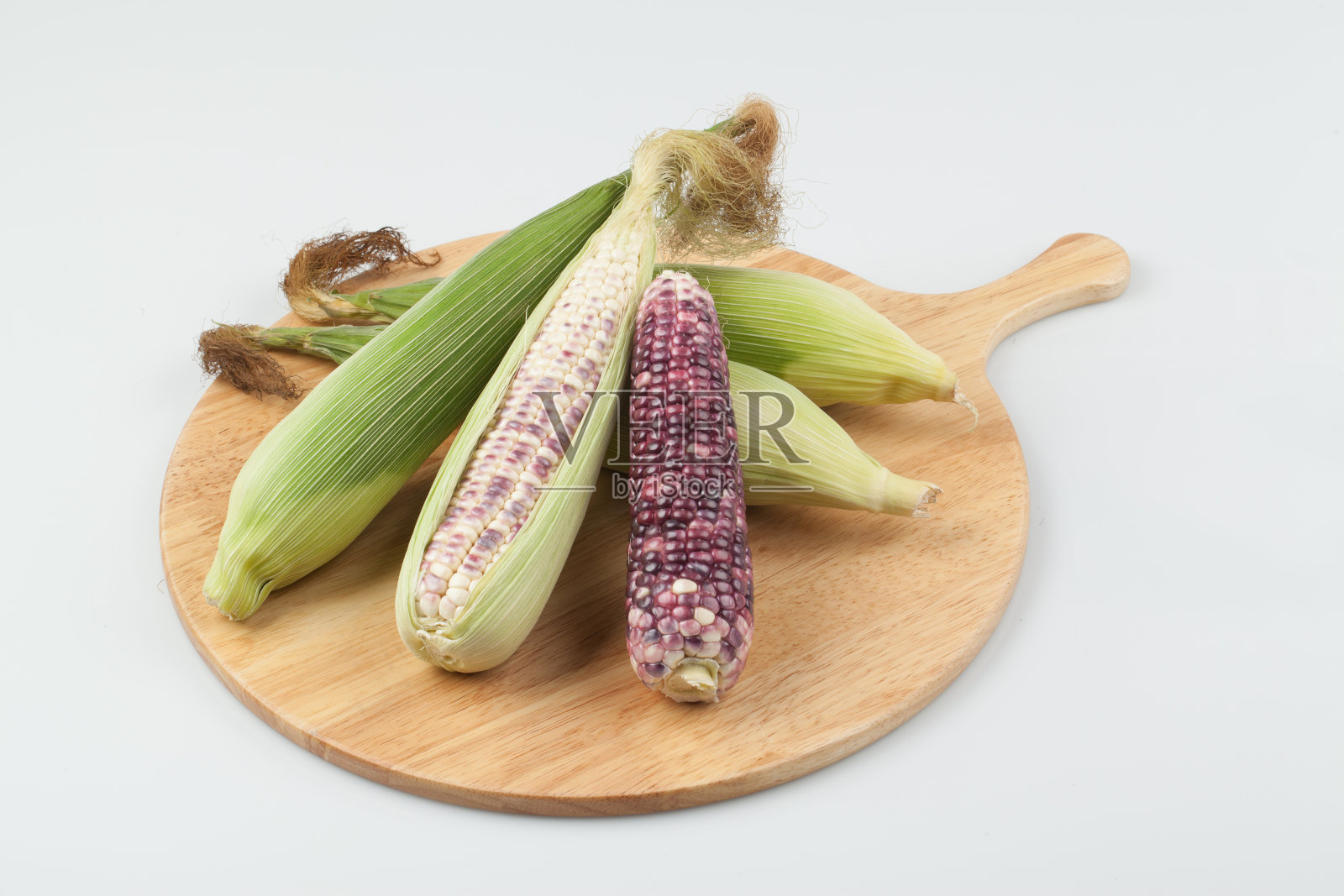 玉米是一种一年生草本植物。高2 ~ 3米，叶大而长，像高粱叶。照片摄影图片