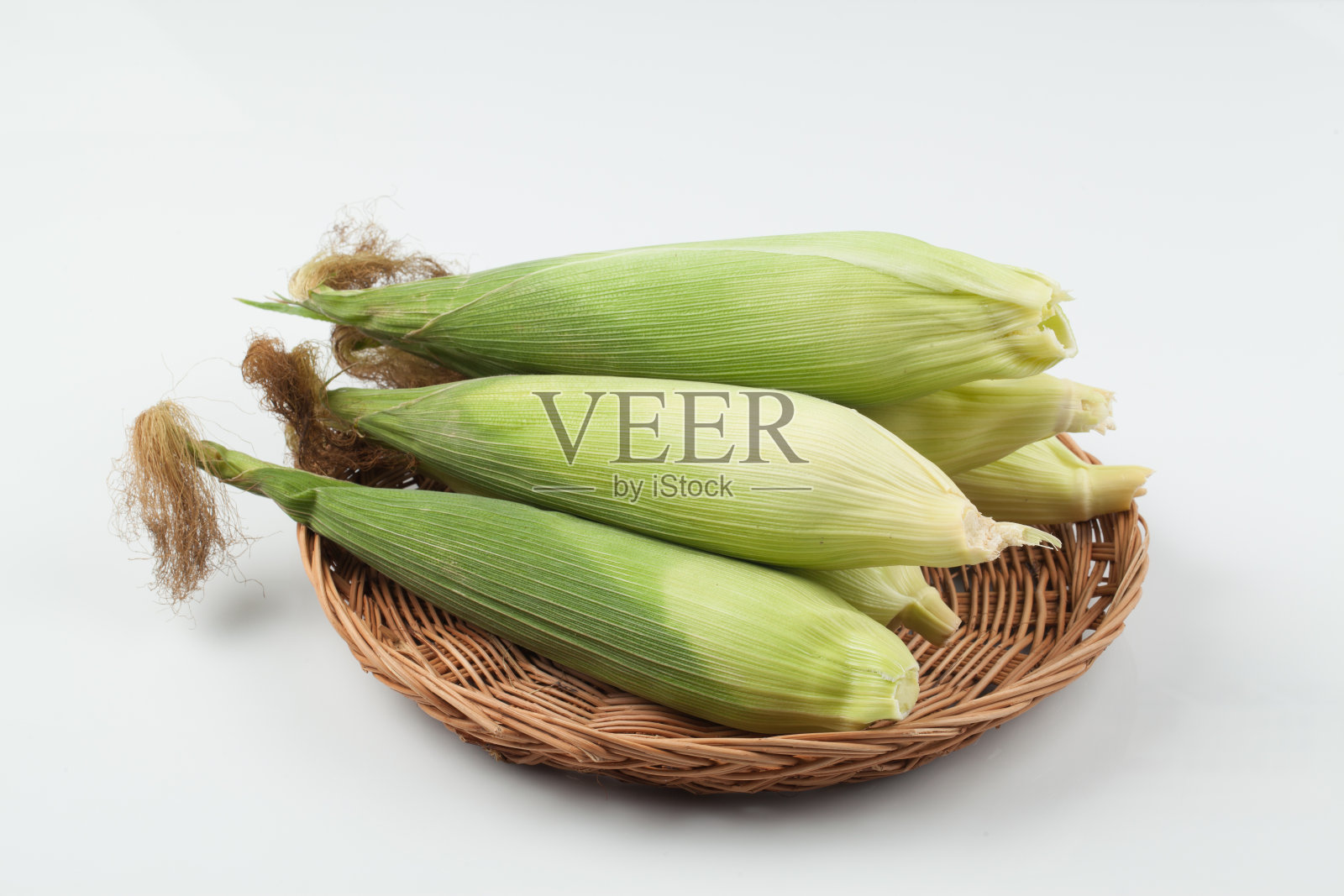 玉米是一种一年生草本植物。高2 ~ 3米，叶大而长，像高粱叶。照片摄影图片