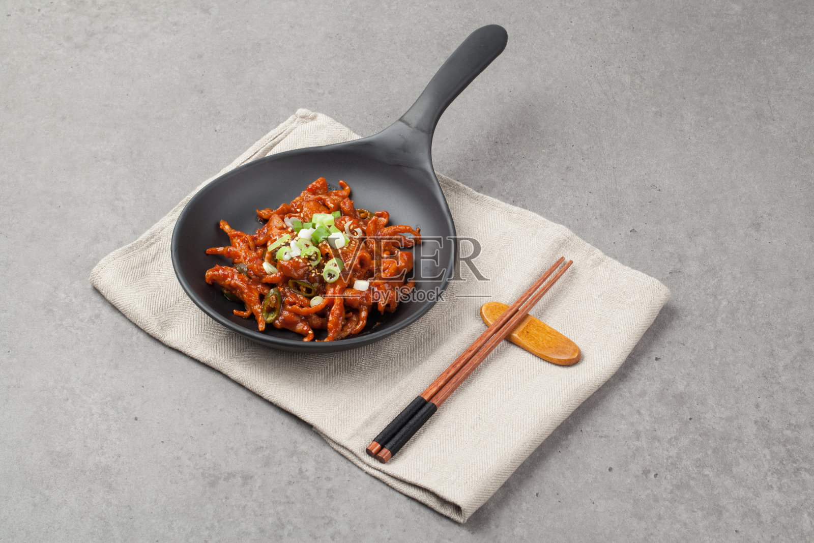 鸡爪是做给人吃的。照片摄影图片