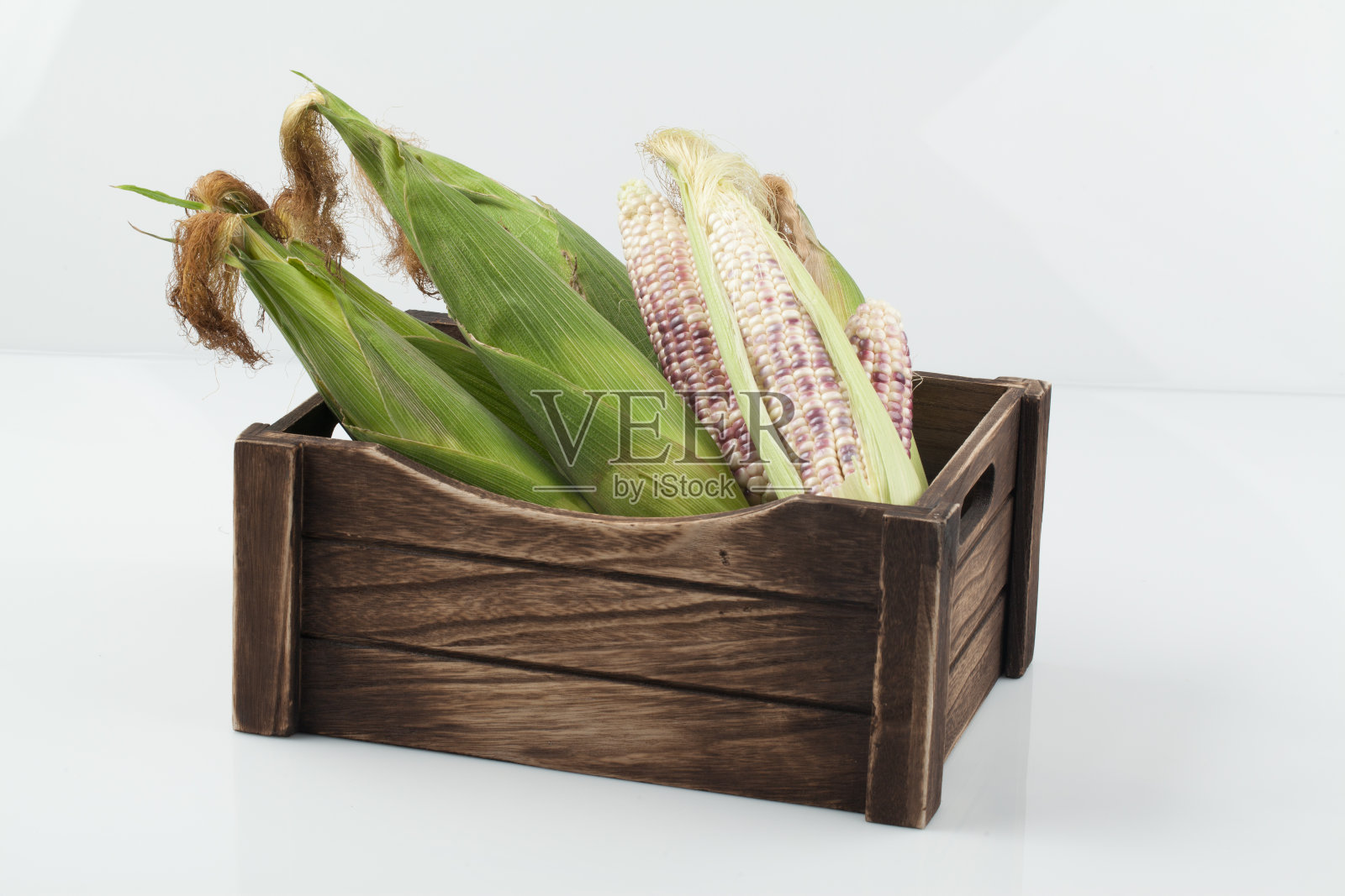 玉米是一种一年生草本植物。高2 ~ 3米，叶大而长，像高粱叶。照片摄影图片