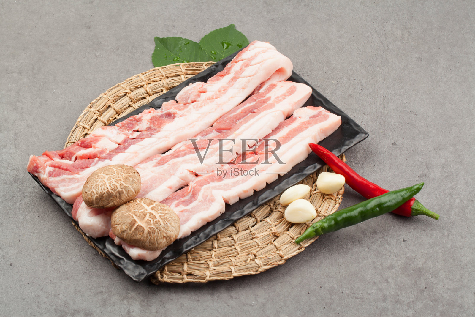 五花肉，附着在排骨上的肉照片摄影图片