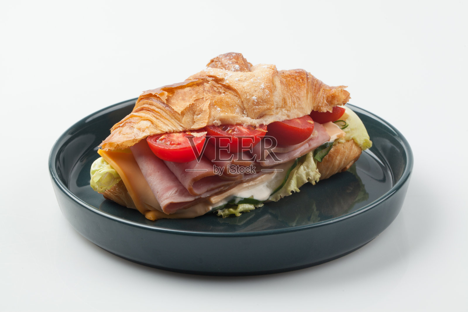 三明治是一种把肉、鸡蛋、奶酪、蔬菜等放在两片涂有黄油或蛋黄酱的薄片面包上做成的食物。照片摄影图片