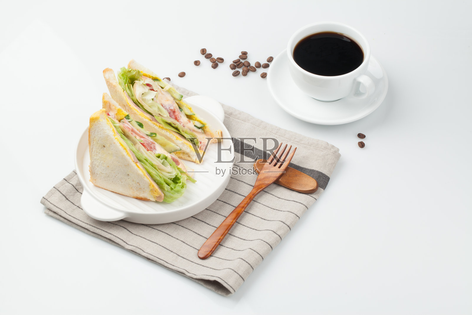 三明治是一种把肉、鸡蛋、奶酪、蔬菜等放在两片涂有黄油或蛋黄酱的薄片面包上做成的食物。照片摄影图片