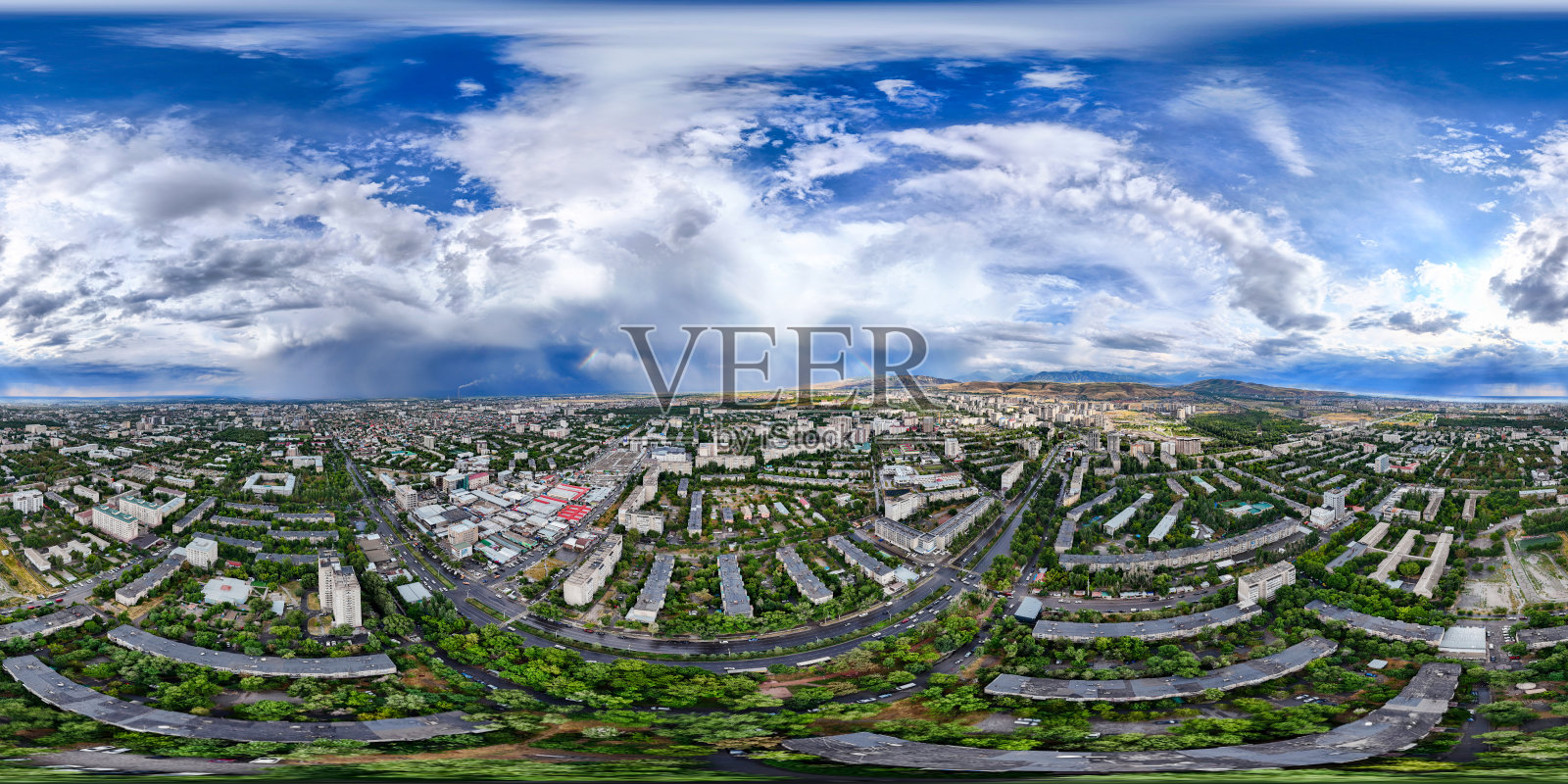 比什凯克360度鸟瞰图，有彩虹和山脉照片摄影图片