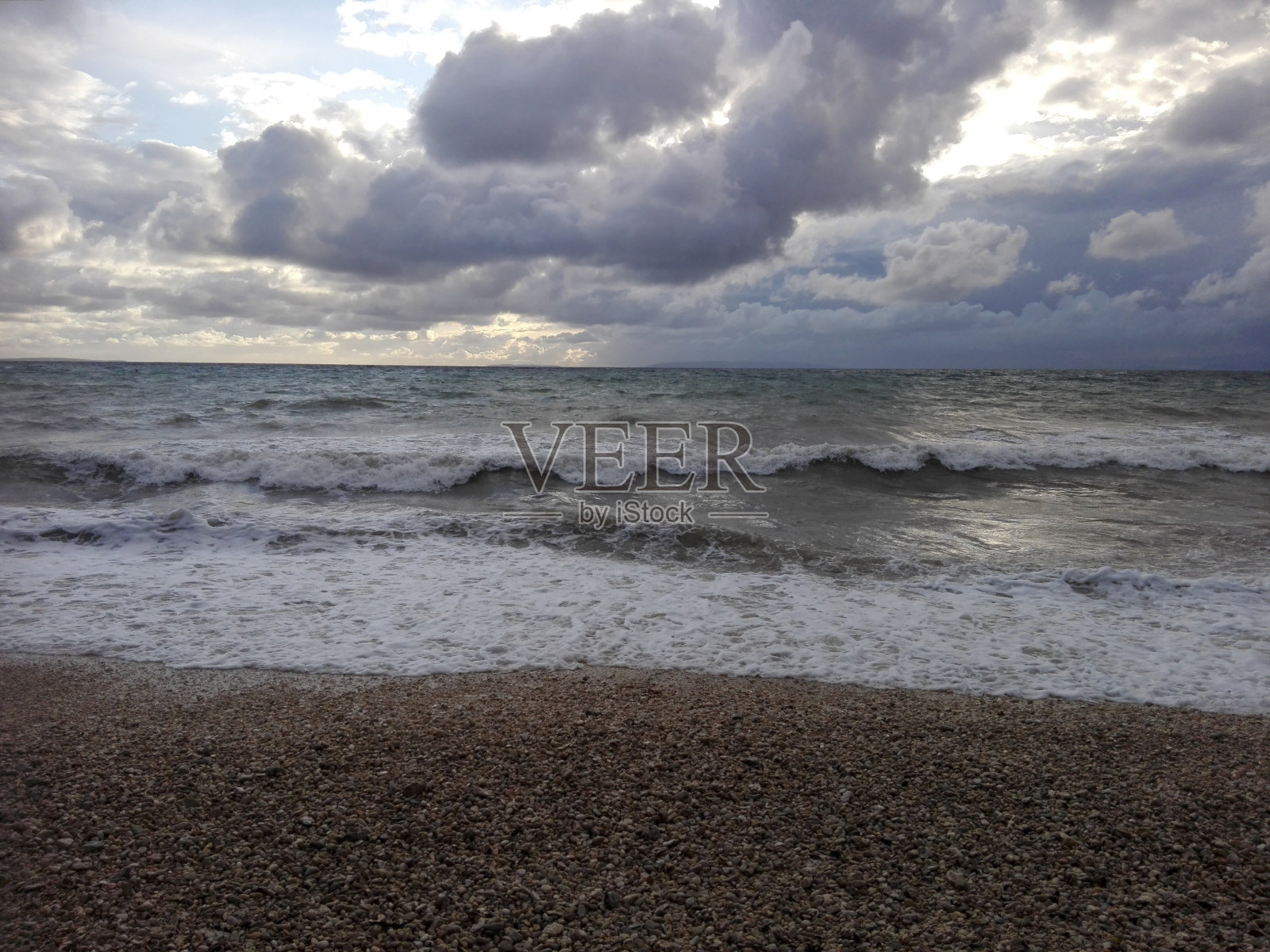暴风雨前的波涛和乌云照片摄影图片