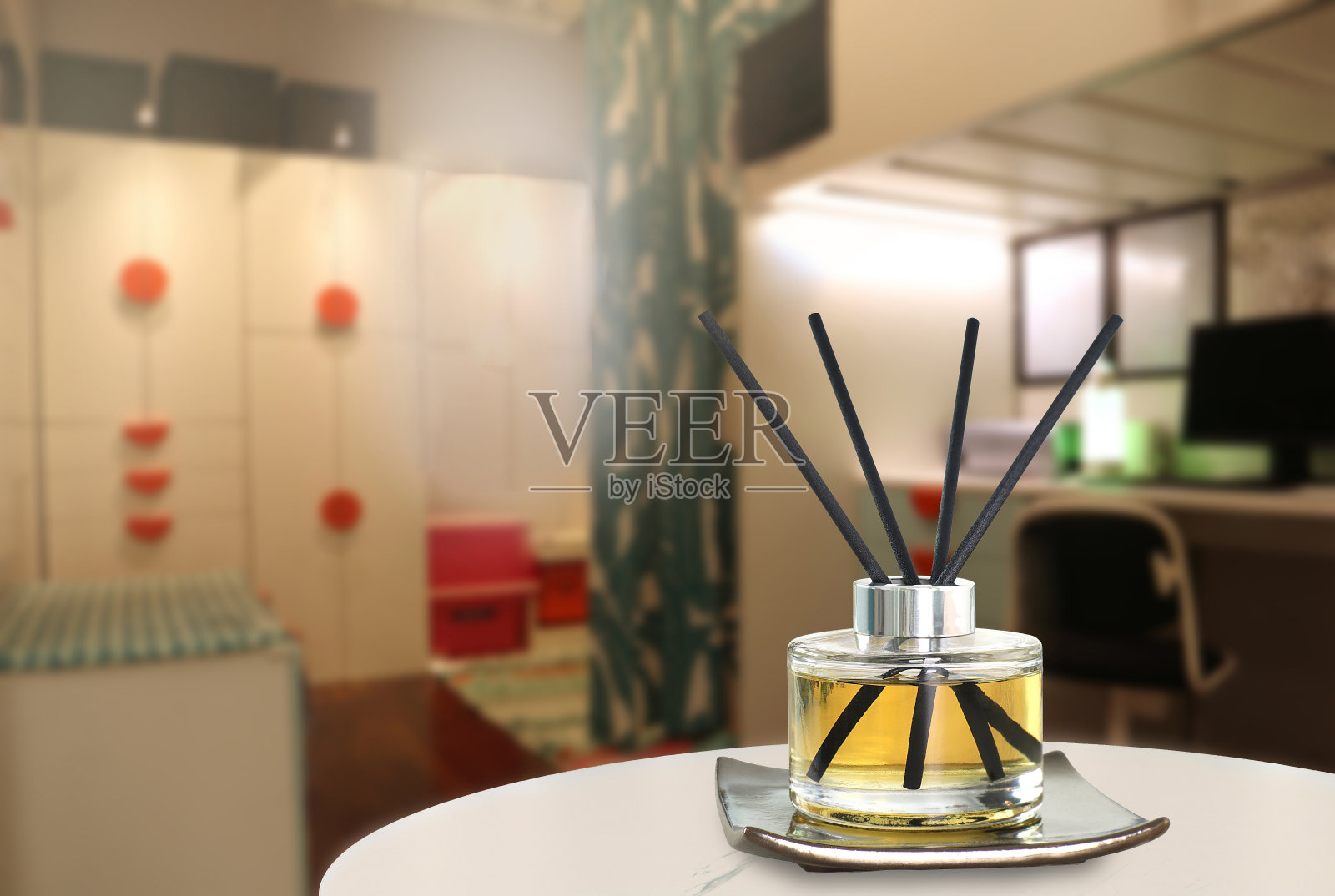 豪华芳香芦苇扩散空气清新瓶在漂亮的桌子上在现代设计的卧室放松的气氛照片摄影图片