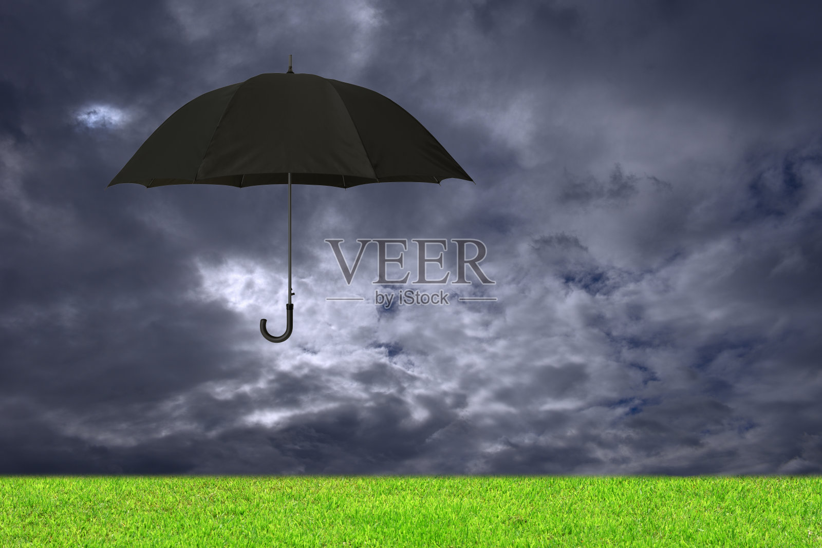 半空中的黑伞挡住了乌云照片摄影图片