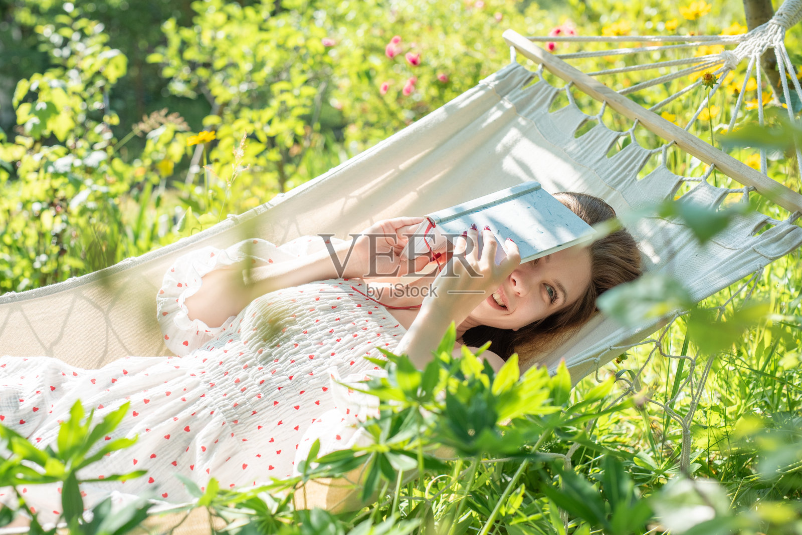 在吊床上休息的年轻女子照片摄影图片