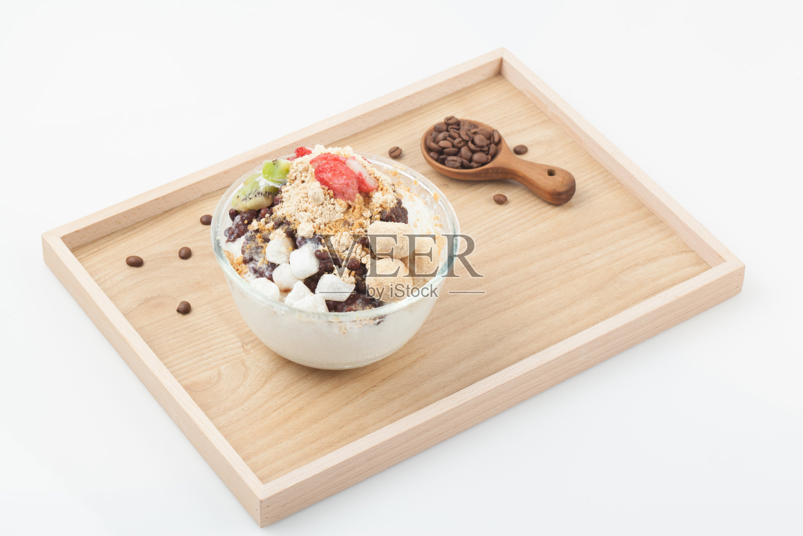 红豆刨冰是一种将冰块磨成小块，与煮熟的红豆、糖和炼乳混合而成的食物。照片摄影图片