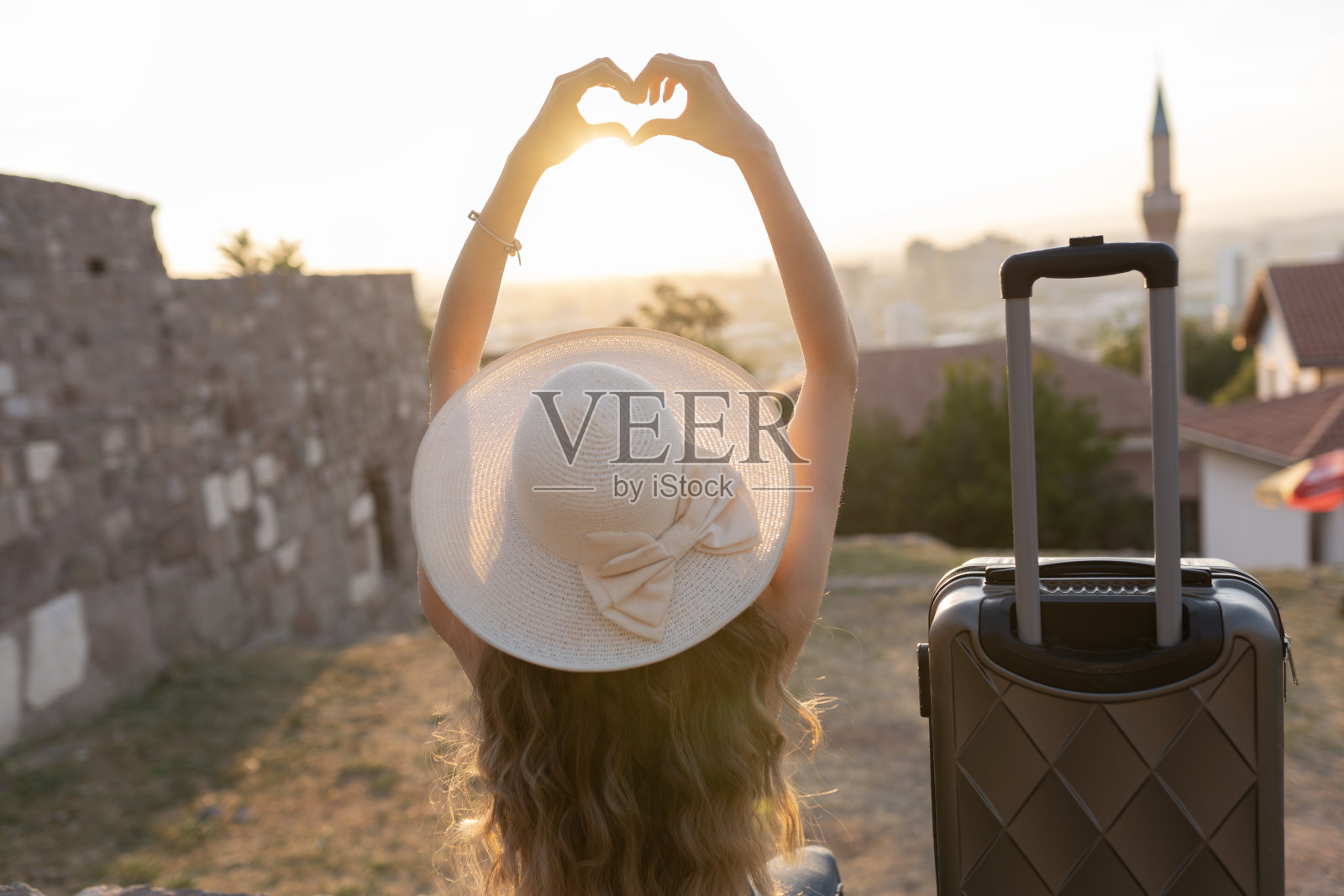 欧洲城市街头的女游客，欧洲的旅游。都市服装风格。照片摄影图片