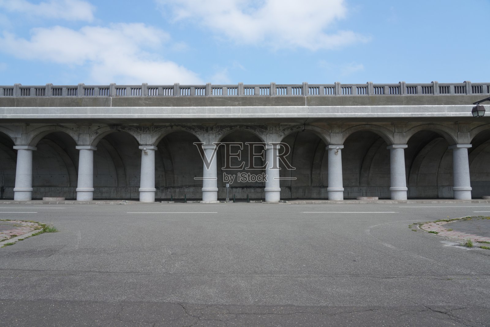 在日本北海道Wakkanai的Wakkanai港北防波堤圆顶下行走照片摄影图片