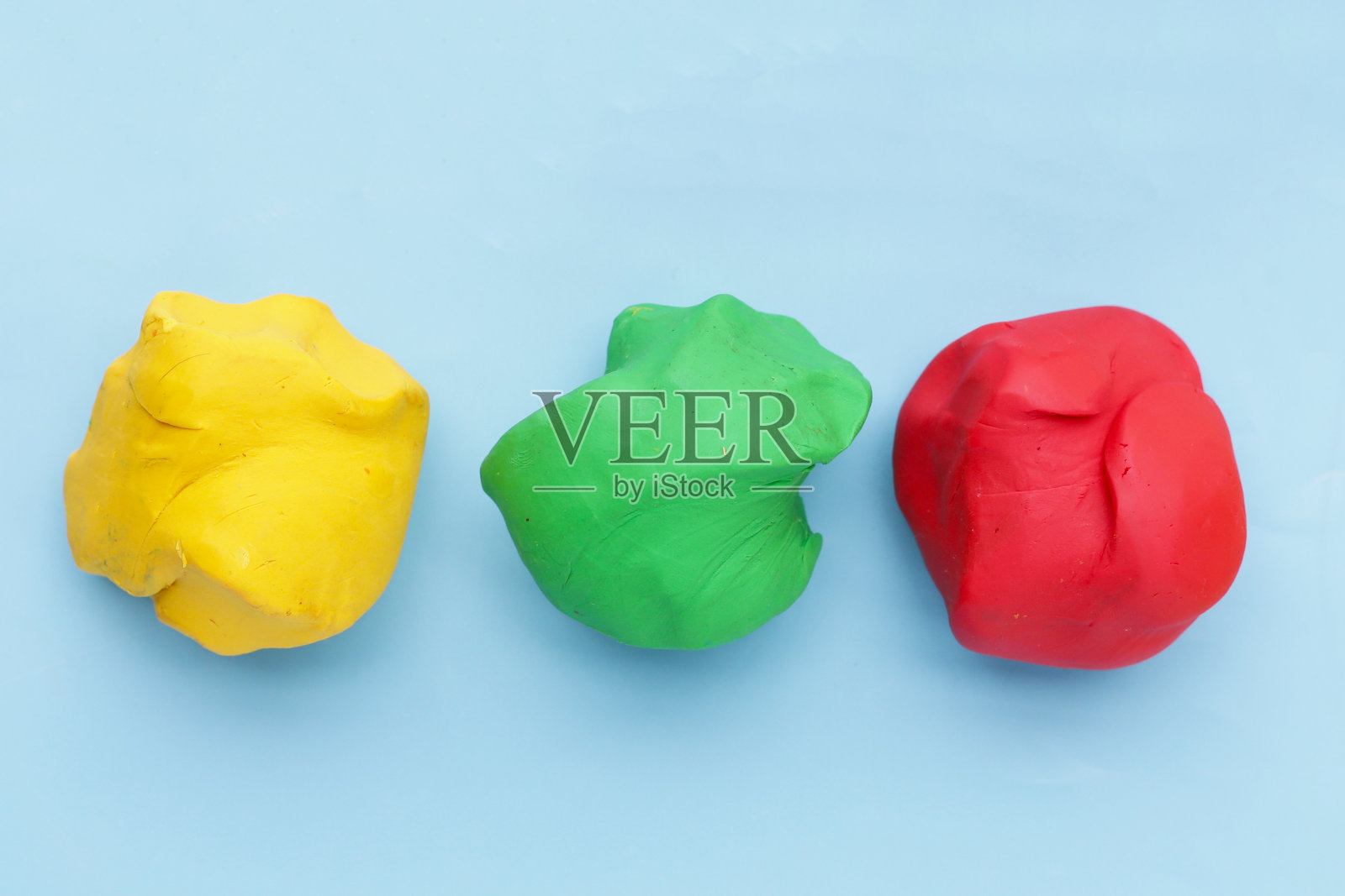 蓝色背景上的彩色橡皮泥。照片摄影图片