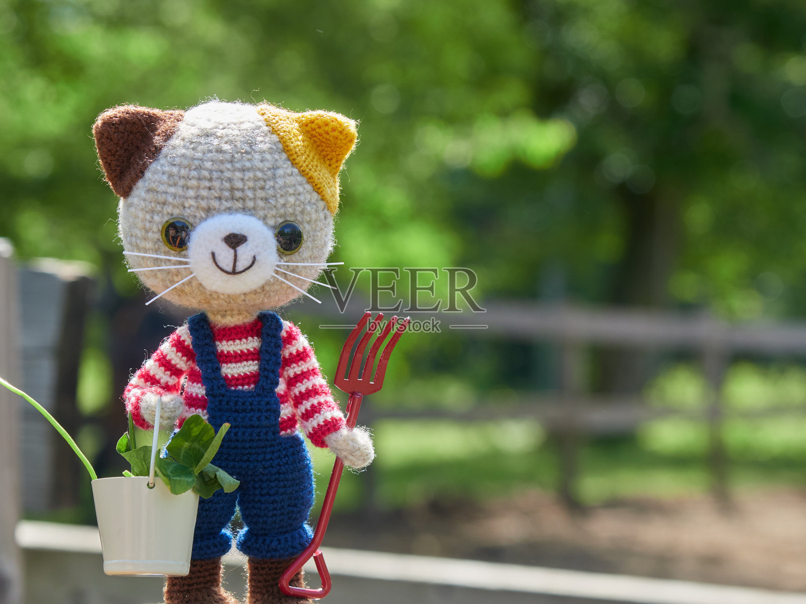 手工编织玩具。可爱的小动物Amigurumi娃娃。旅行照片摄影图片