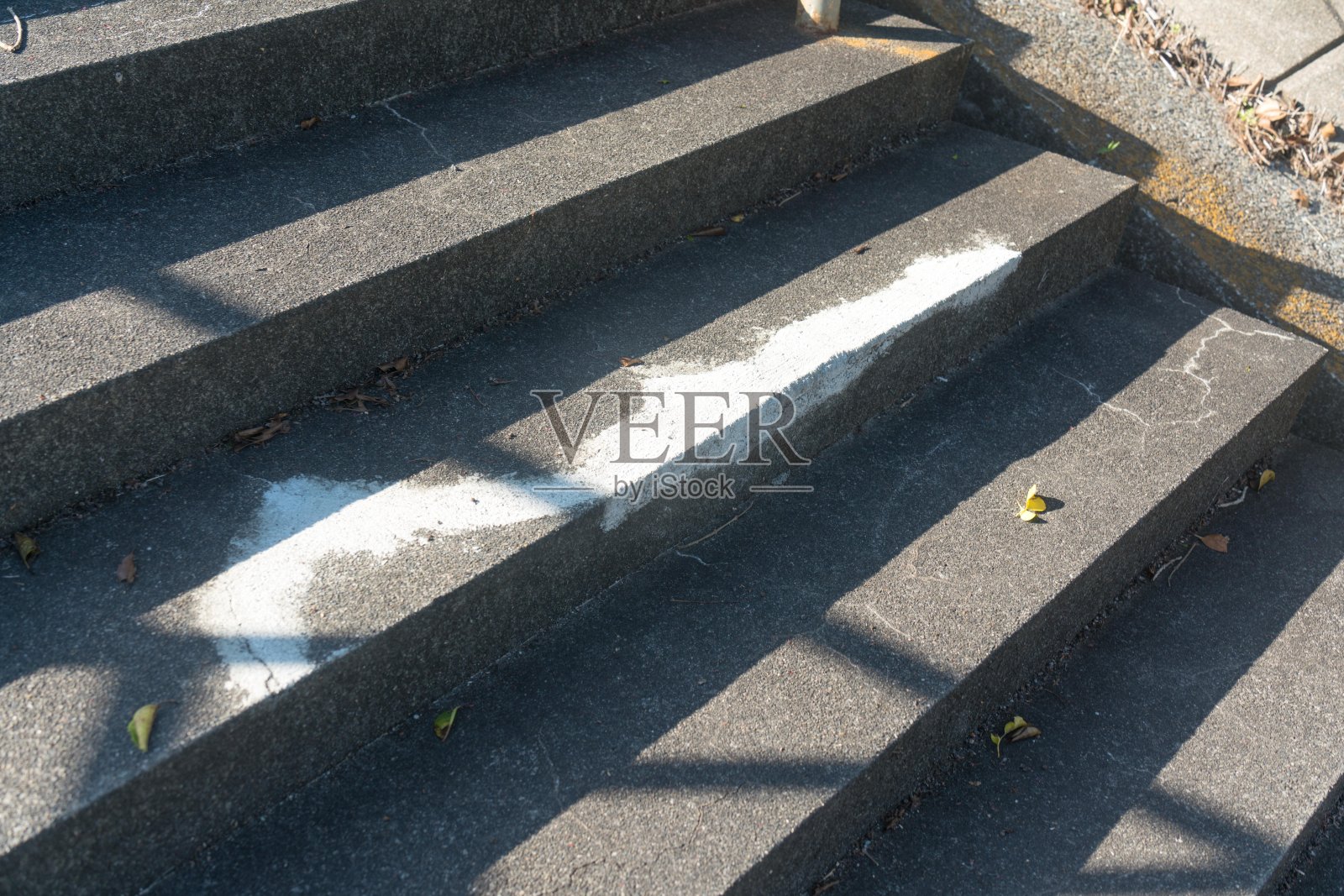 新装修的白色混凝土楼梯照片摄影图片