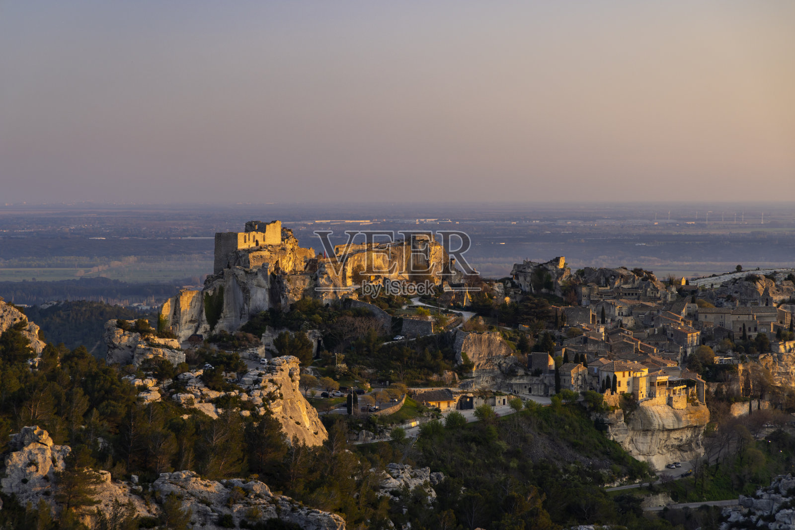 中世纪的城堡和村庄，Les Baux-de-Provence，阿尔皮勒山脉，普罗旺斯，法国照片摄影图片