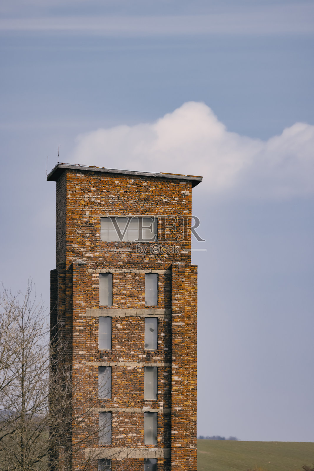 红色死亡塔，联合国教科文组织遗址，捷克语铭文，位于捷克共和国西波西米亚奥斯特罗夫附近的多尔尼兹达尔，是国家纪念碑照片摄影图片