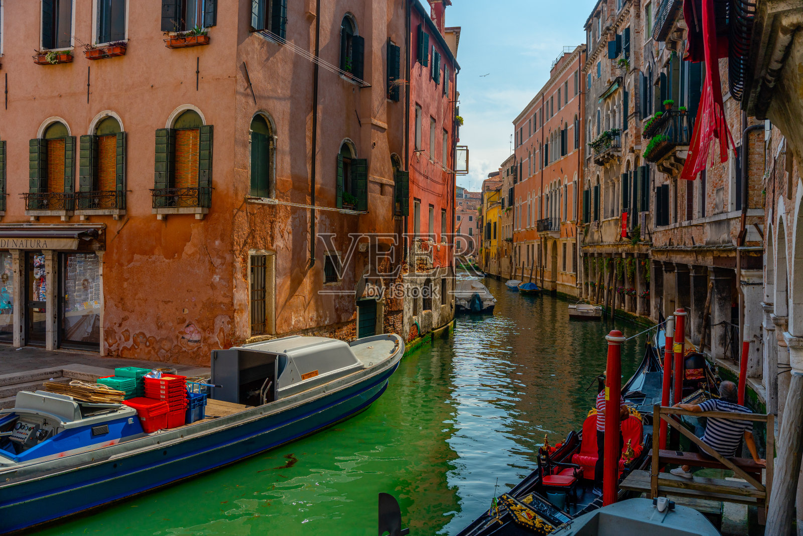 Gandolier正在等待游客。威尼斯的热门旅游景点。照片摄影图片