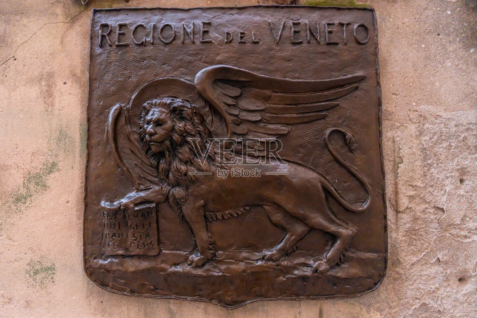 威尼斯共和国纹章。格里芬拿着书。照片摄影图片