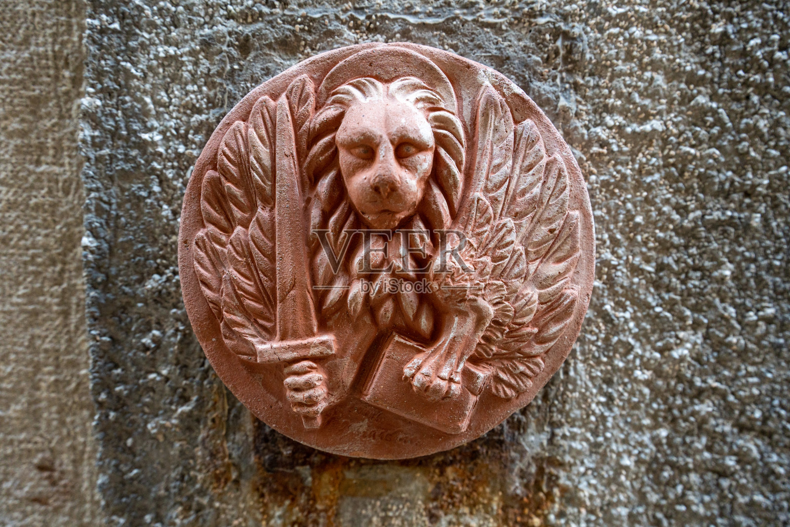 威尼斯共和国纹章。带着剑和书的飞狮。照片摄影图片