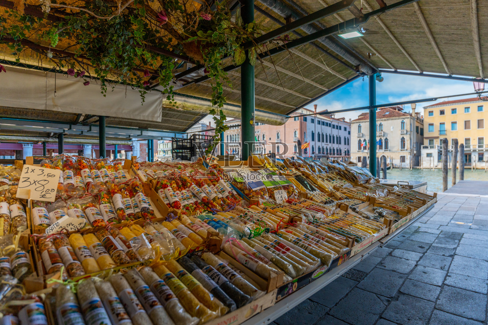 在一天结束的时候，露天的食品市场摊位上摆满了香料。画面里没有人。照片摄影图片