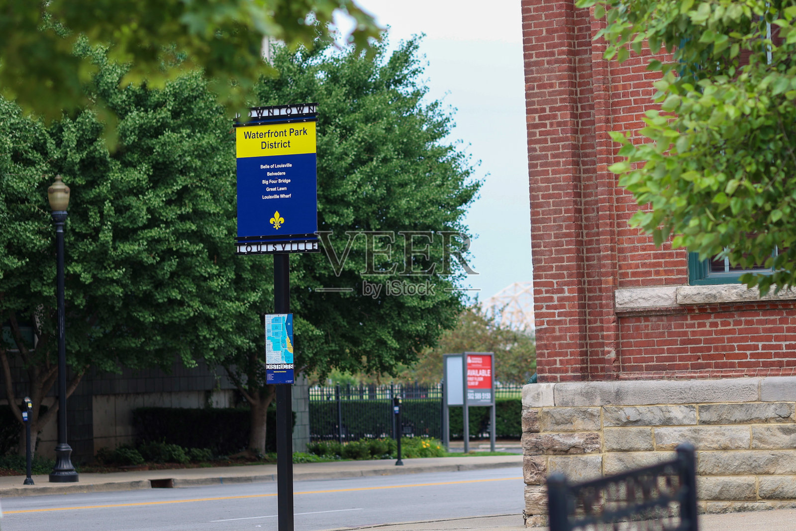 肯塔基州路易斯维尔市中心的路易斯维尔滨水区公园路牌照片摄影图片