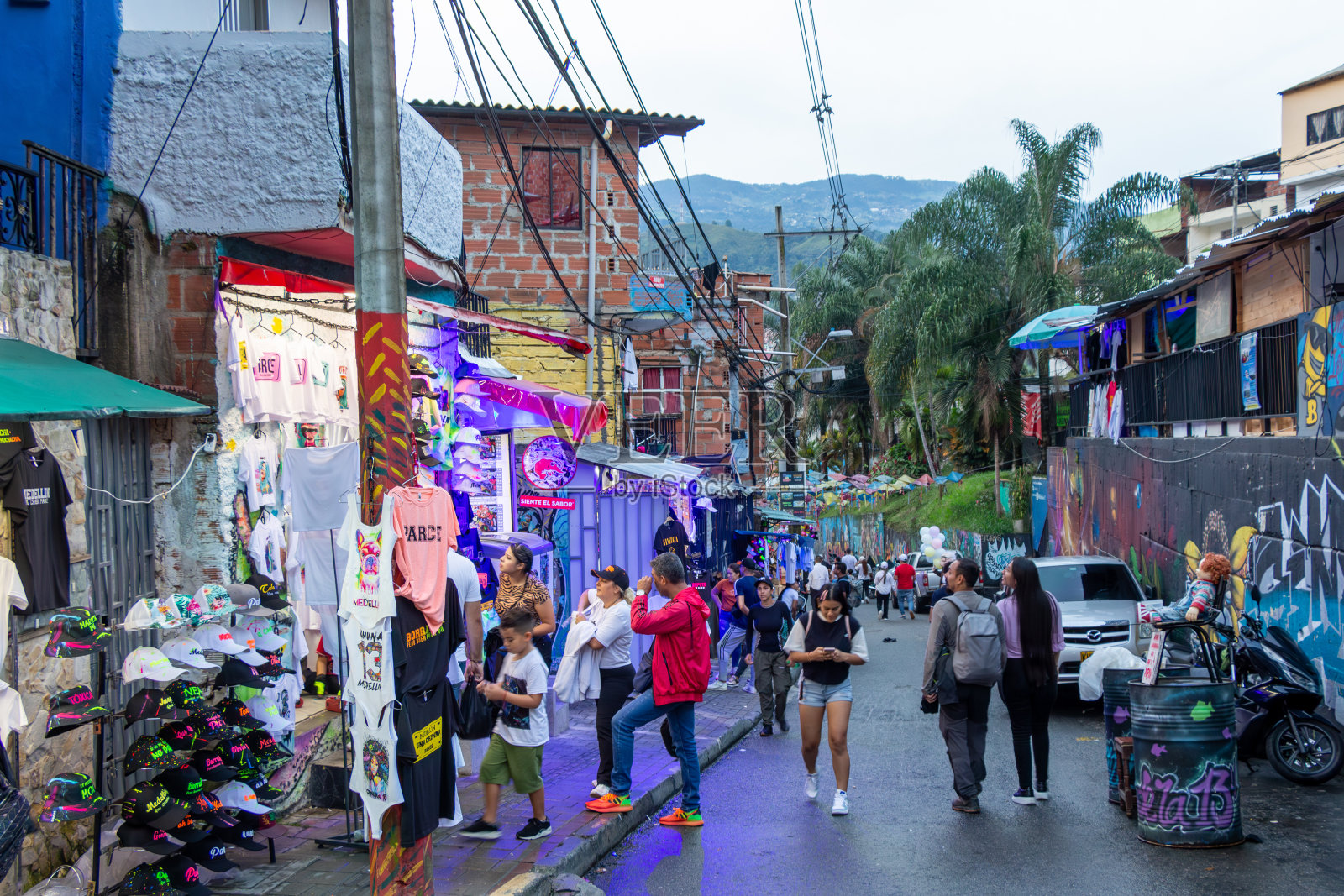 第13区里挤满了游客。哥伦比亚麦德林市。照片摄影图片