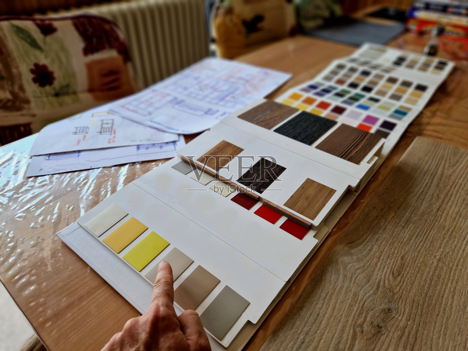 室内建筑师根据样品设计地毯、胶合板和地板的颜色。妻子喜欢协调的颜色。房间橱柜的家具设计照片摄影图片