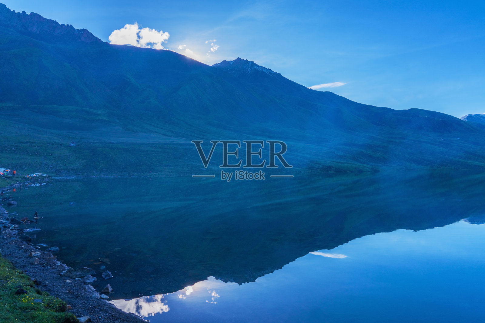 中国西藏萨浦神山和高原湖泊的美景照片摄影图片