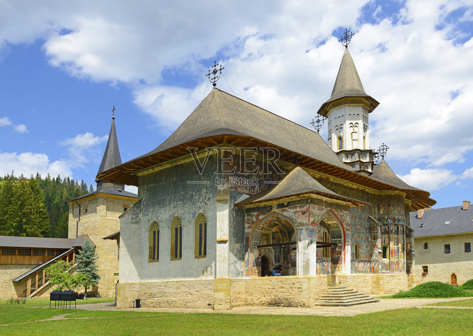 罗马尼亚布科维纳地区，耶尔米亚莫维拉的继承维塔修道院和东正教教堂照片摄影图片