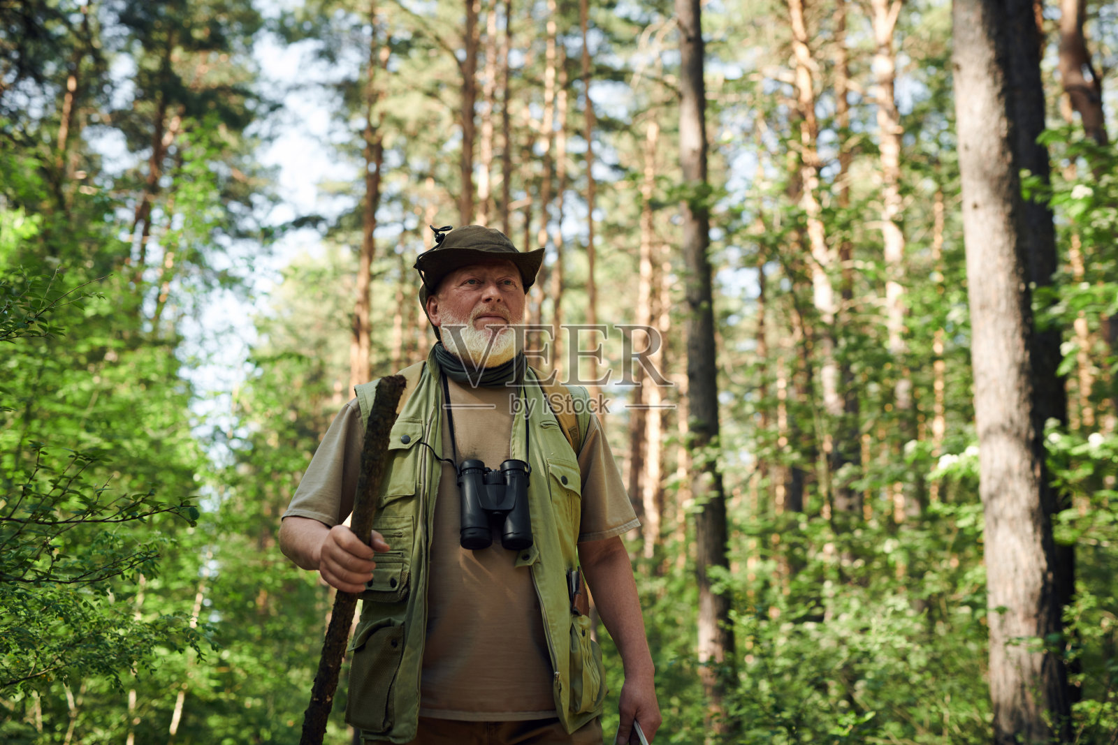 在森林里行走的大胡子男人照片摄影图片
