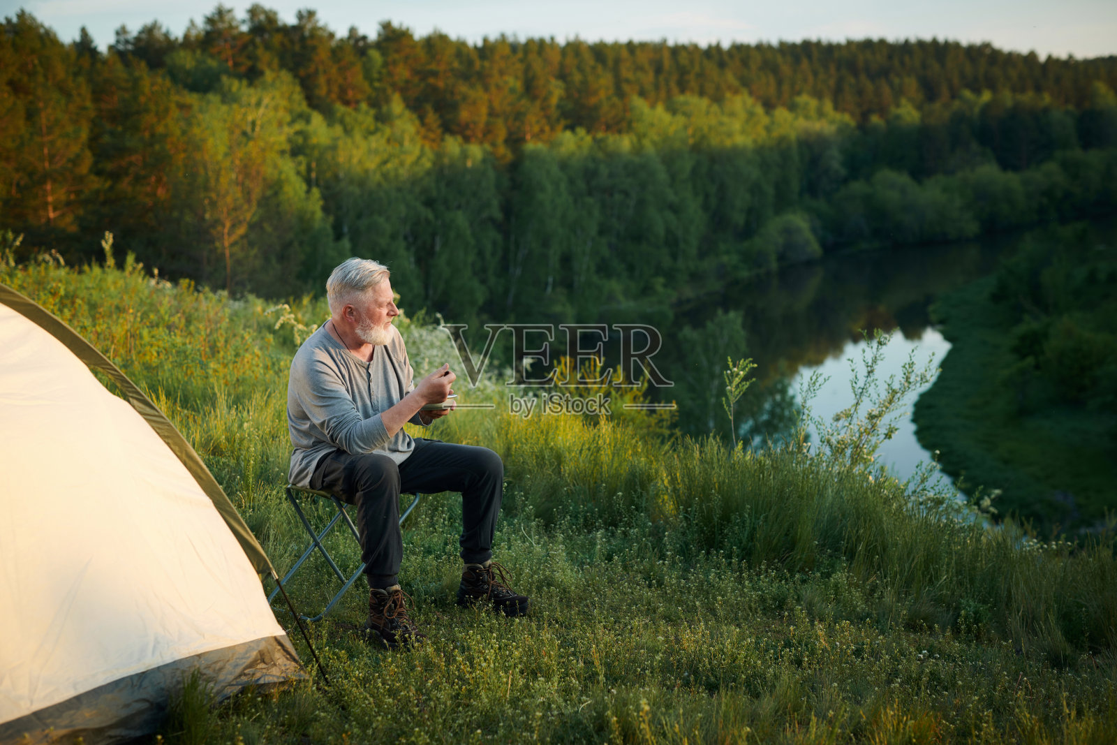 老年游客吃晚餐照片摄影图片