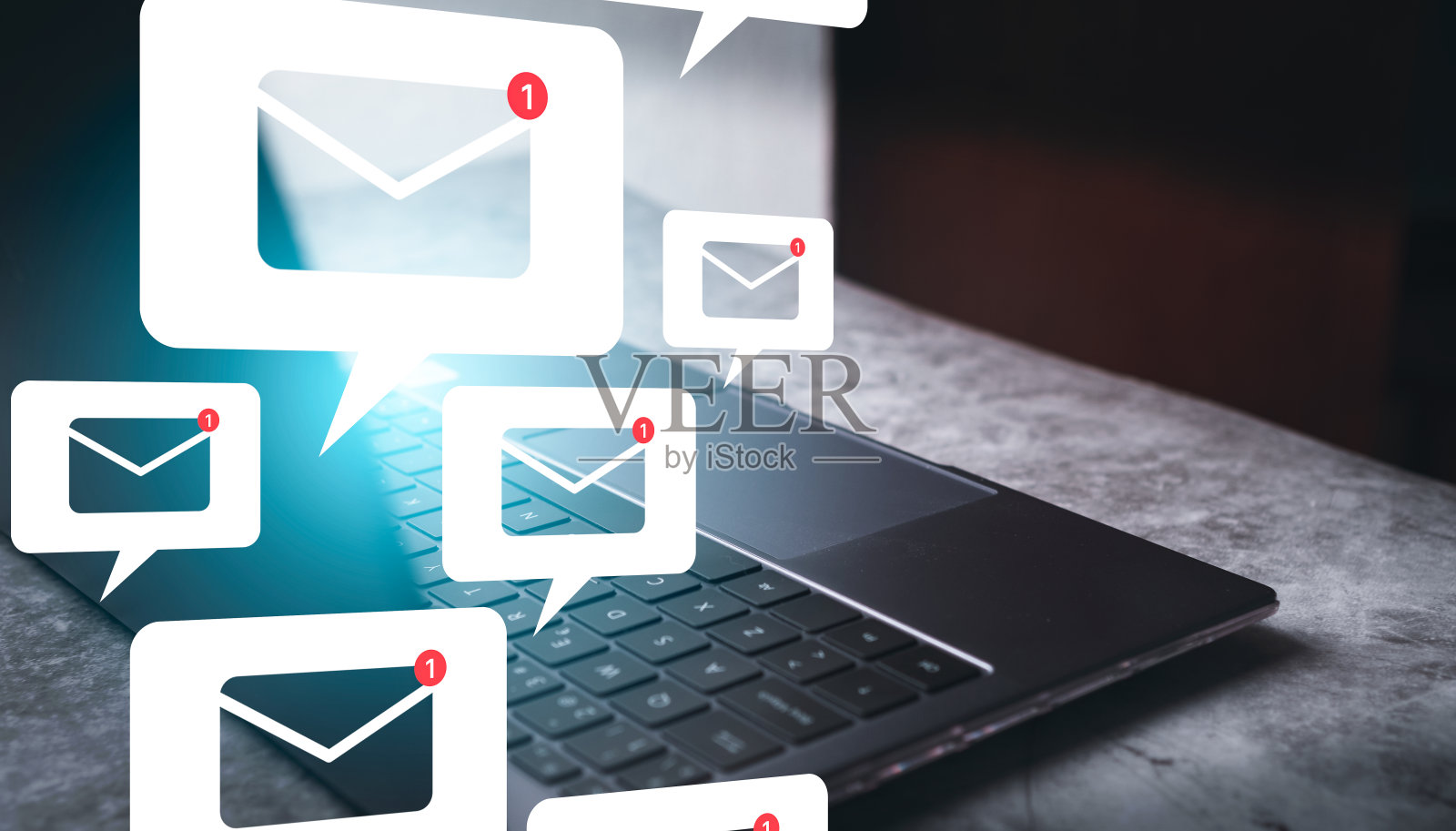 新的电子邮件通知全息图与复制空间。照片摄影图片