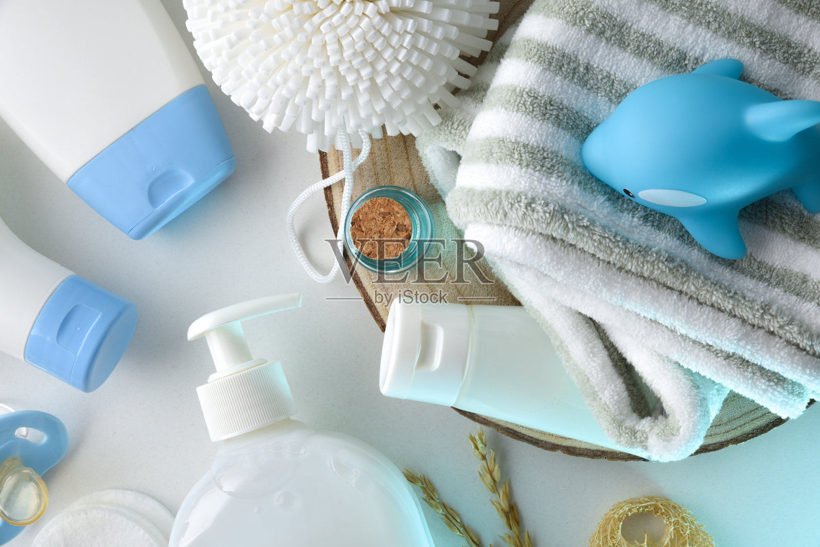 儿童沐浴产品，白色桌面视图。照片摄影图片