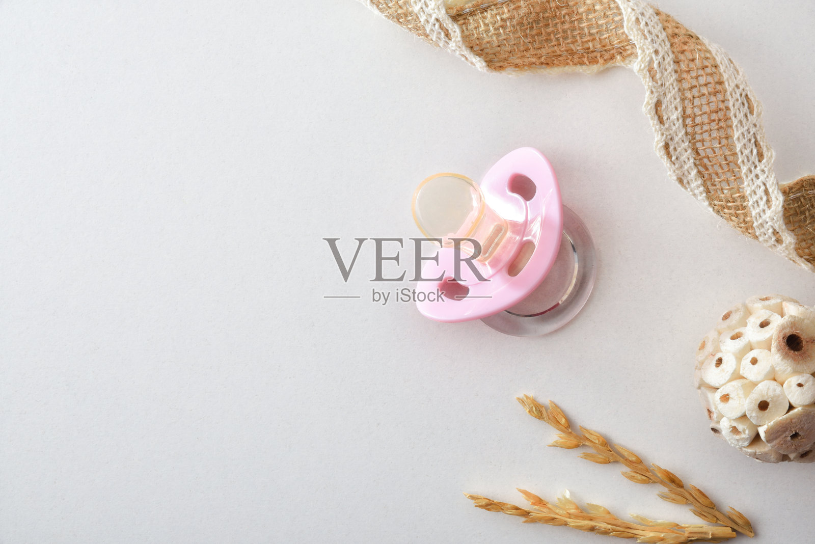 女婴的背景与粉红色的奶嘴和装饰孤立的白色照片摄影图片