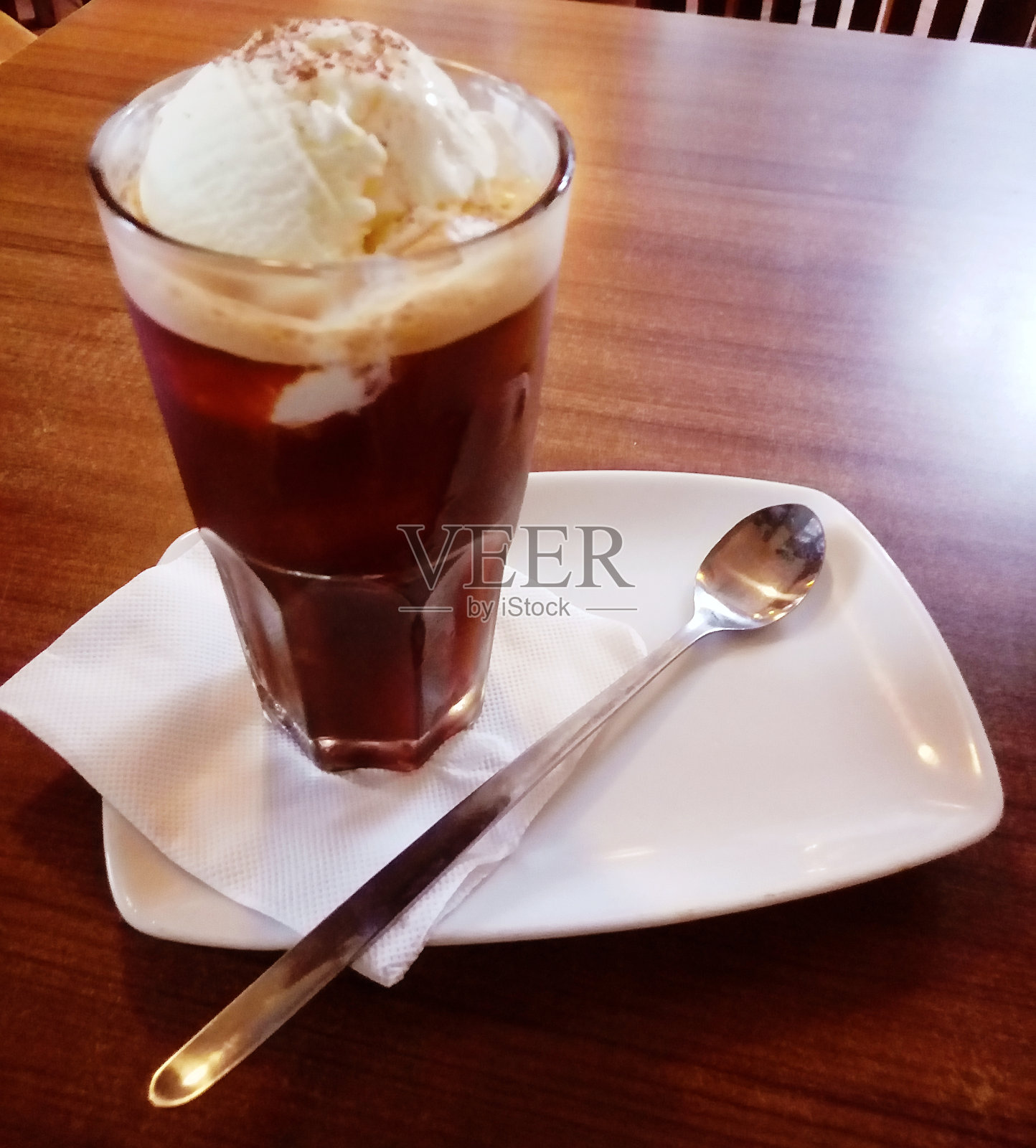 近距离观察美味的冰咖啡漂浮。美式咖啡，咖啡饮料。咖啡馆，咖啡店照片摄影图片