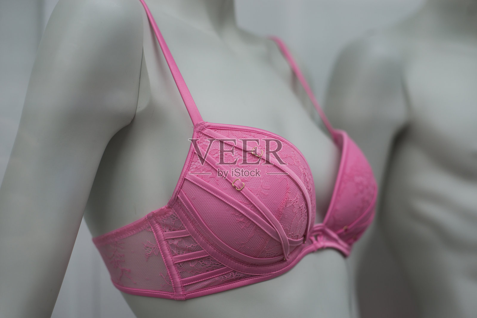时装店陈列室里，模特身上的粉色胸罩照片摄影图片