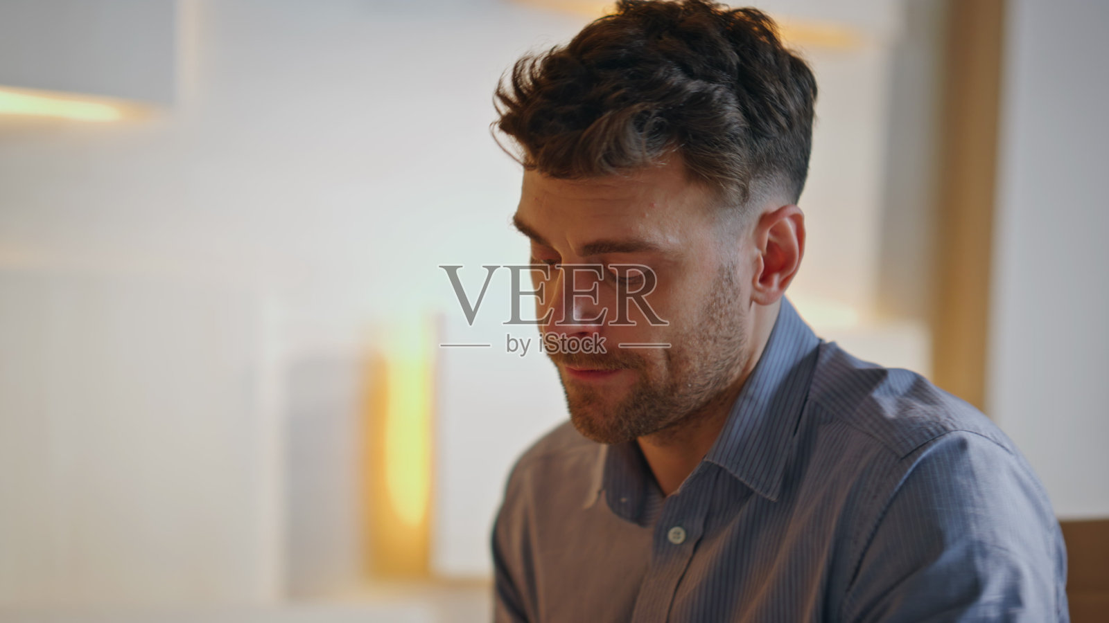 办公室职员谈论工作场所特写。夫妻员工思考项目照片摄影图片