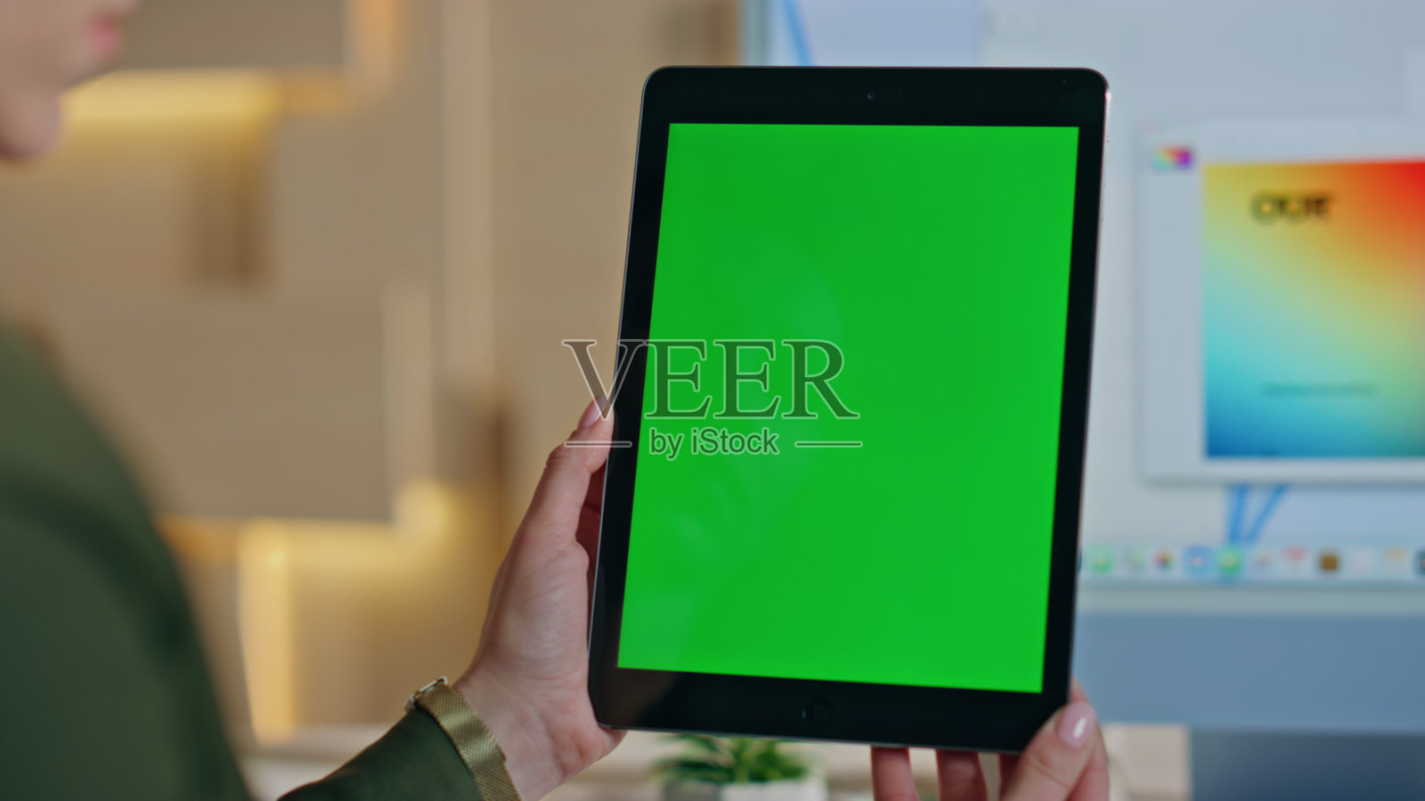 经理在办公室的特写中查看电子邮件模型。未被承认的女人照片摄影图片