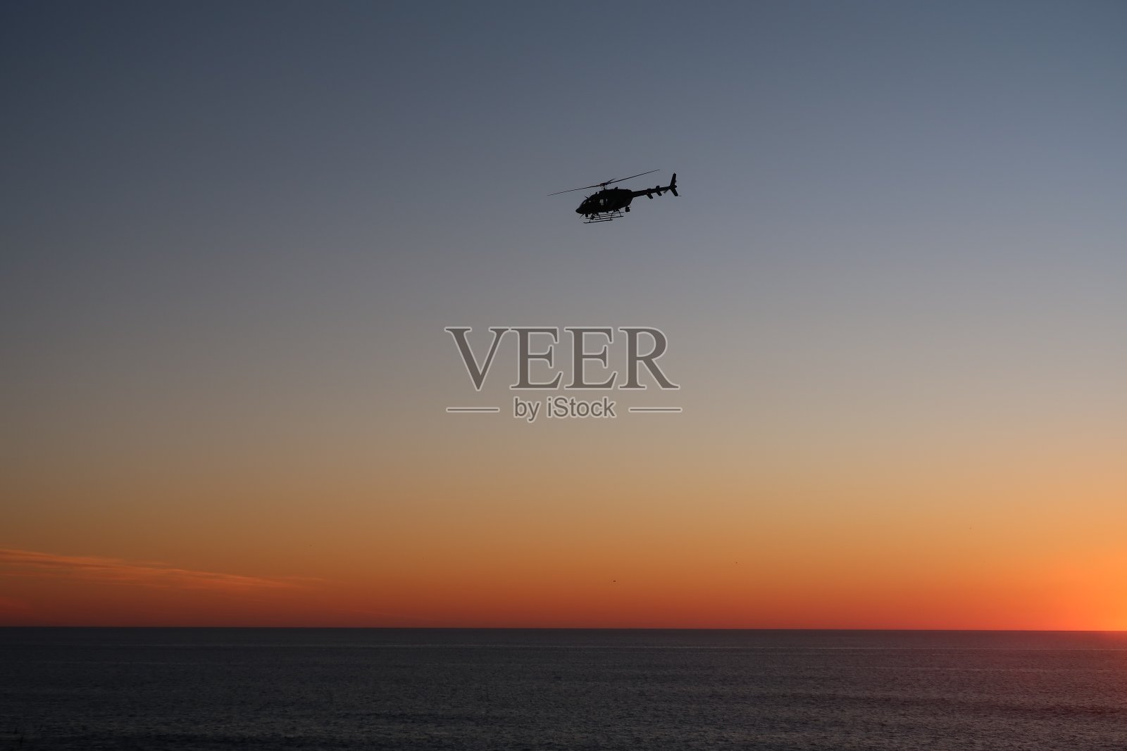 地平线上的直升机照片摄影图片