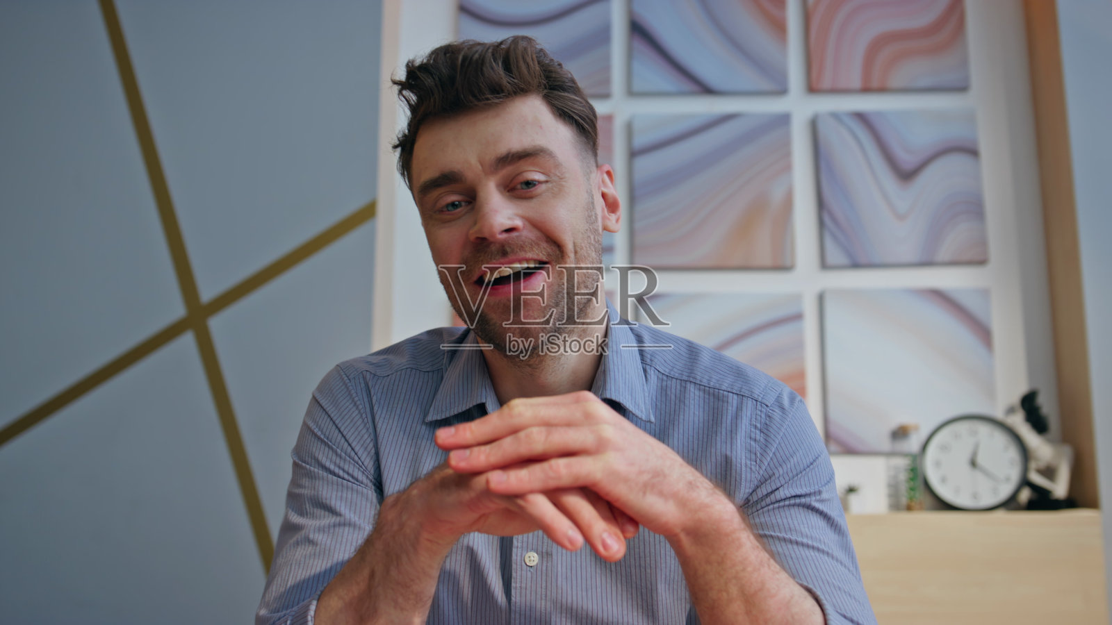 友好的老板聊天在线采访在现代室内特写视角照片摄影图片