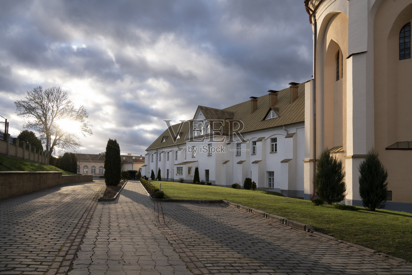 在一个阳光明媚的日子里，发现圣十字教堂(一座活跃的天主教堂)和伯纳丁修道院，白俄罗斯格罗德诺照片摄影图片