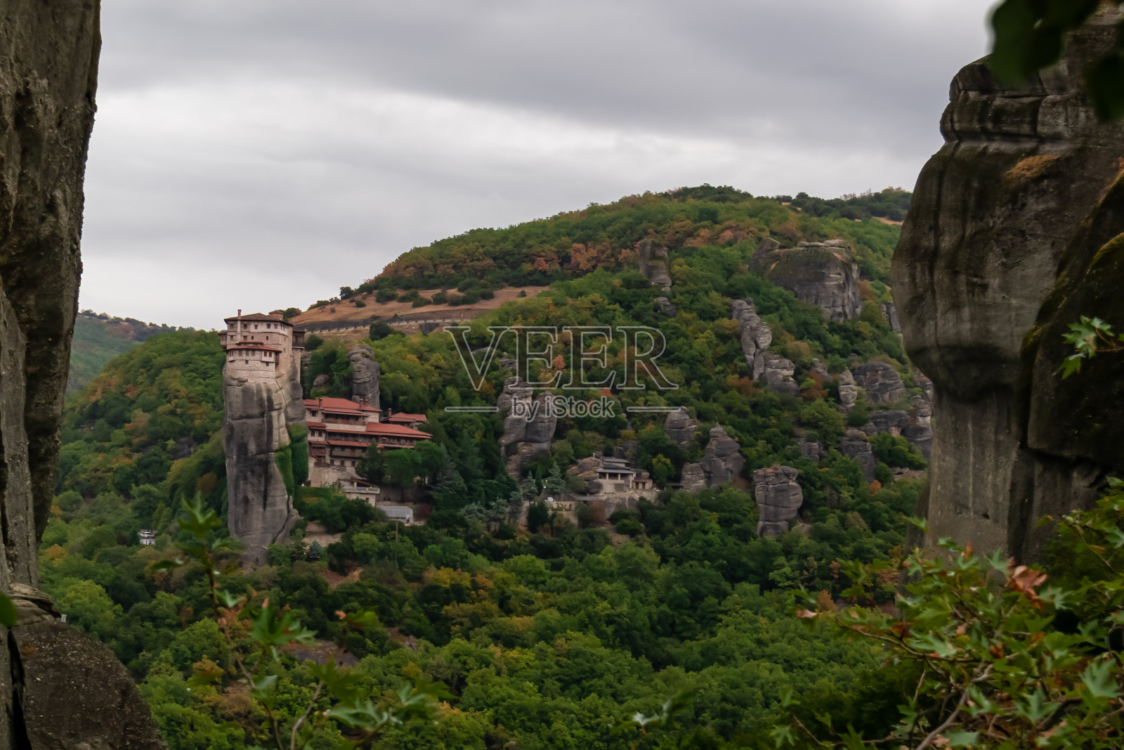迈泰奥拉-阴天的卡兰巴卡，从森林里看到圣尼古拉斯圣修道院的风景照片摄影图片
