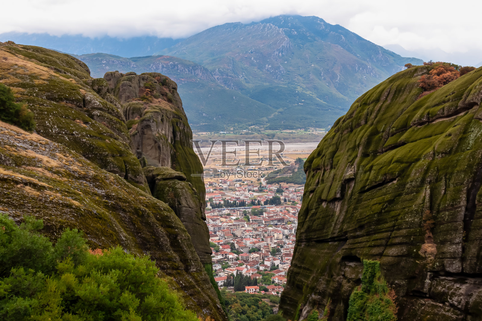 米泰奥拉-风景鸟瞰卡兰巴卡旅游村，色萨利，希腊，欧洲，品都山脉照片摄影图片