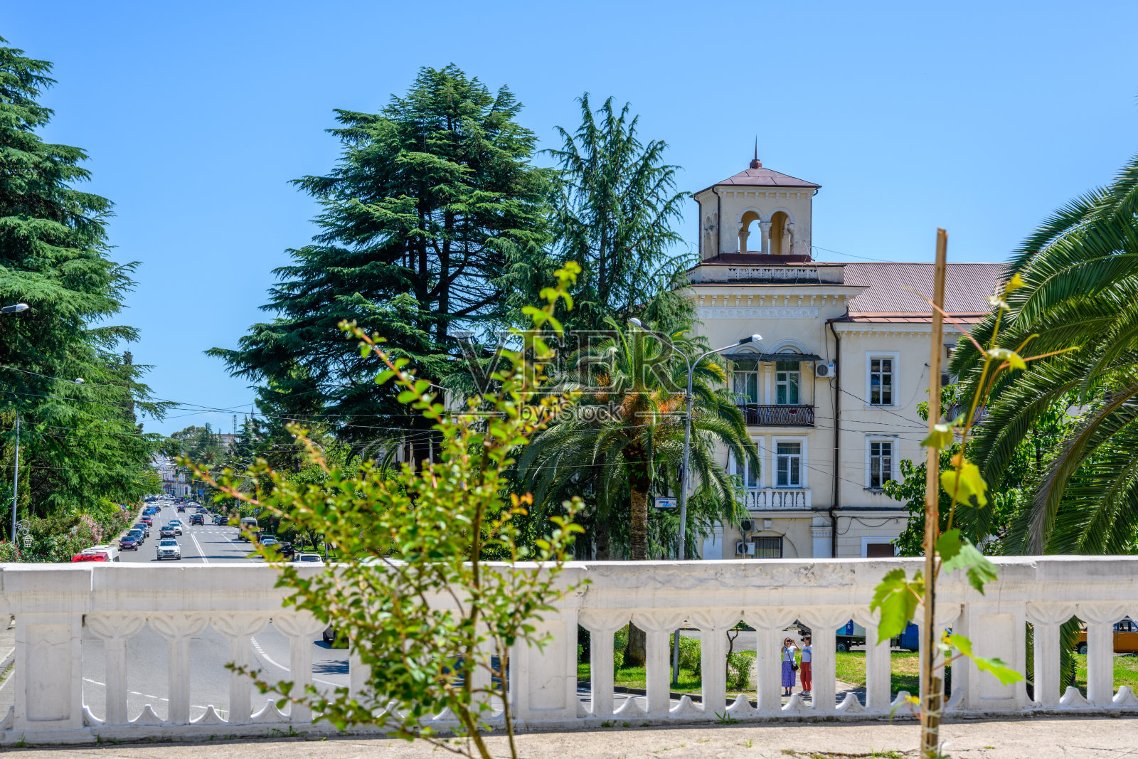 夏日晴朗的一天，城市堤岸。照片摄影图片