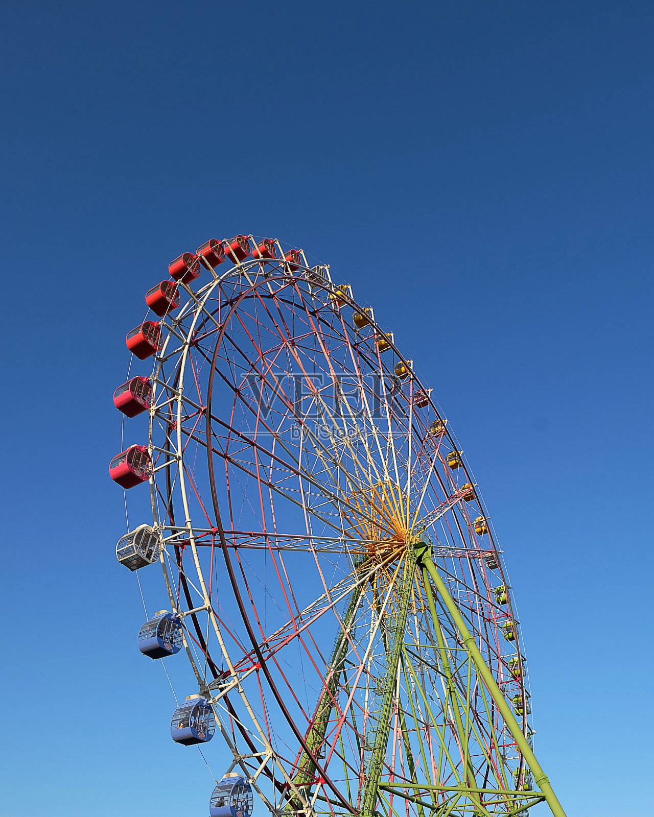 摩天轮以蓝天为背景，特写照片摄影图片