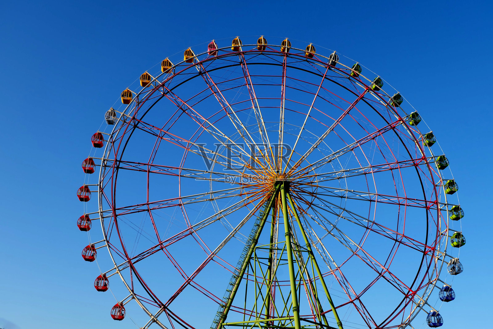 摩天轮以蓝天为背景，特写照片摄影图片