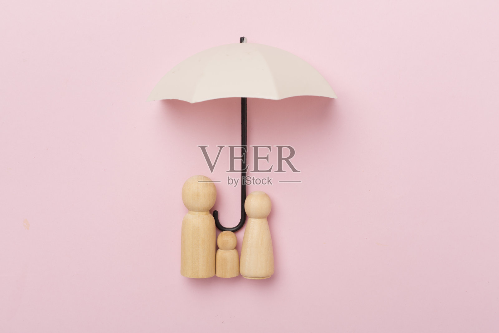 伞和木制家庭人物的彩色背景，俯视图。保险范围概念。照片摄影图片